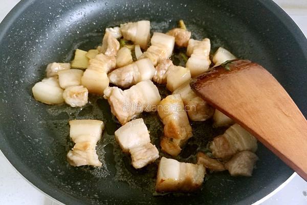 红烧肉焖蒜薹的做法图解10