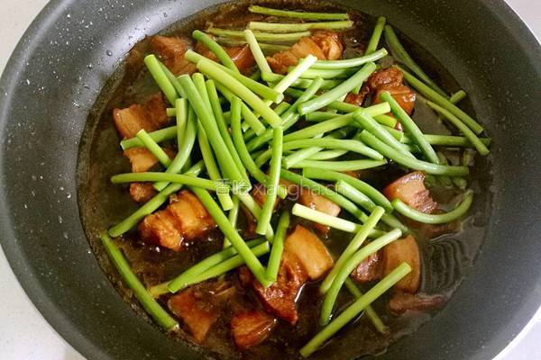 红烧肉焖蒜薹的做法图解15