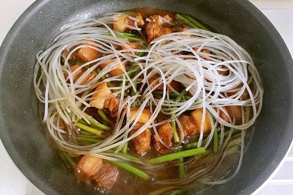红烧肉焖蒜薹的做法图解17