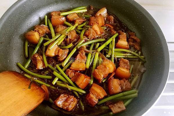 红烧肉焖蒜薹的做法图解18