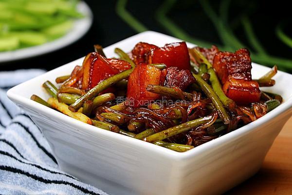 红烧肉焖蒜薹的做法图解20