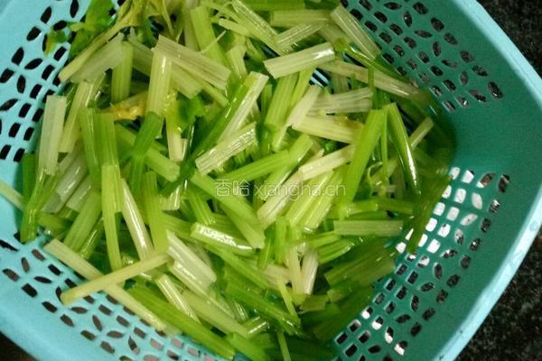 芹菜猪肝的做法图解3