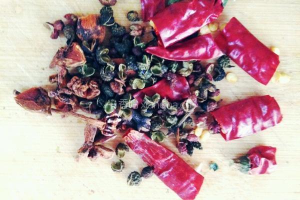 香菇肉沫炒凉粉的做法图解1