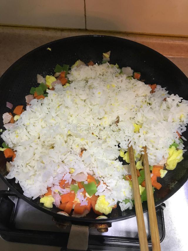 倒入剩米饭