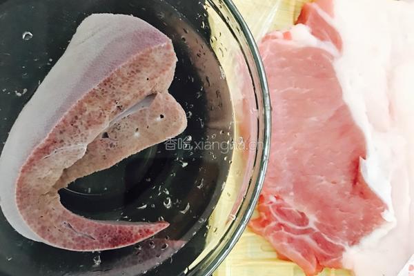 青椒炒猪肝肉丝的做法图解1
