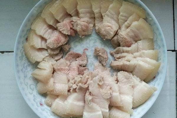 豆瓣酱炒五花肉的做法图解2