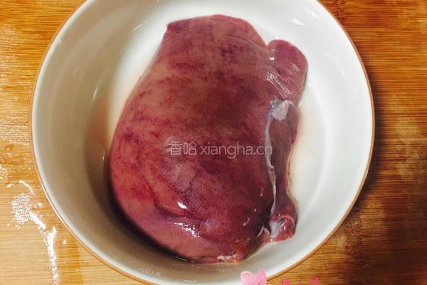 青椒炒猪肝的做法图解1