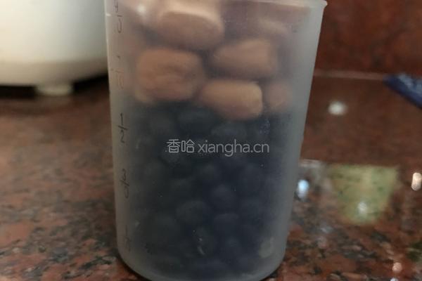 芝麻黑豆浆的做法图解1