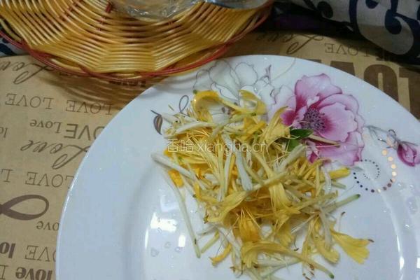 金银花茶的做法图解1