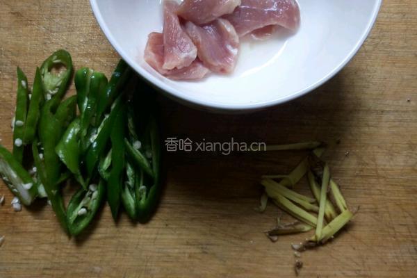 青椒炒肉片的做法图解1