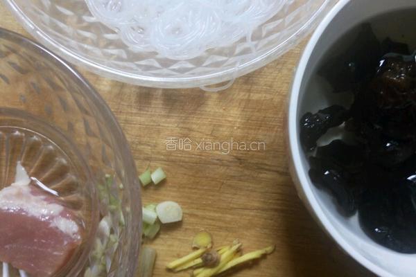 木耳粉丝汤的做法图解1