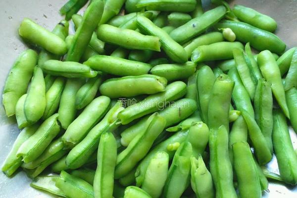 鲜蚕豆炒肉的做法图解4