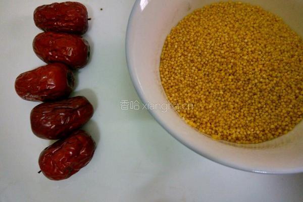红枣小米粥的做法图解1