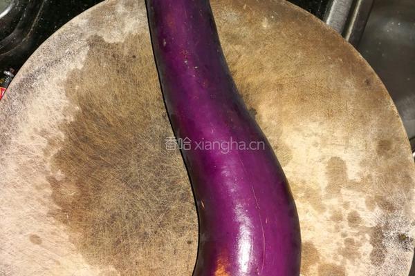 茄子炒萝卜干的做法图解1