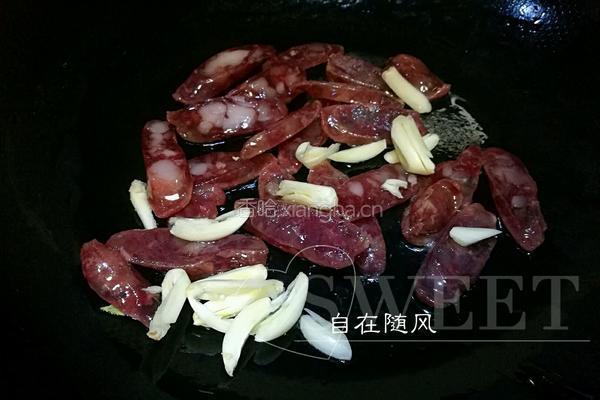 腊肠炒苦瓜的做法图解2