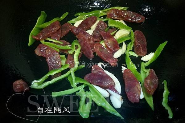 腊肠炒苦瓜的做法图解3