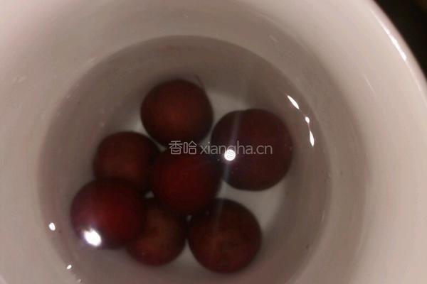 盐渍李子汁的做法图解2