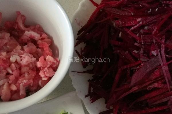 肉丝甜菜头拌面的做法图解1