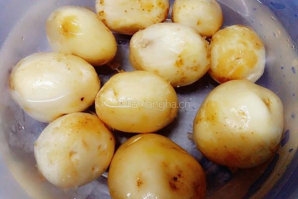 香煎五香小土豆的做法图解1