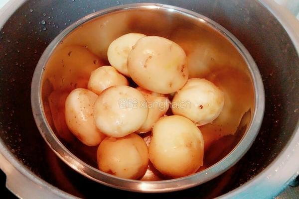 香煎五香小土豆的做法图解2