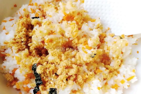 海苔肉松饭团的做法图解3