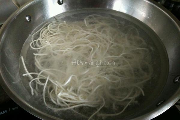 培根炒面的做法图解3
