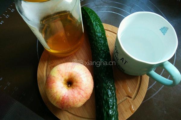黄瓜苹果汁的做法图解1