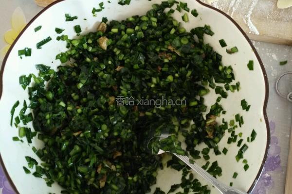 韭菜肉丁馅饺子的做法图解3