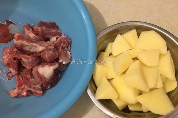 土豆烧排骨的做法图解1