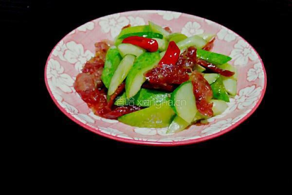 腊肠炒青瓜的做法图解1