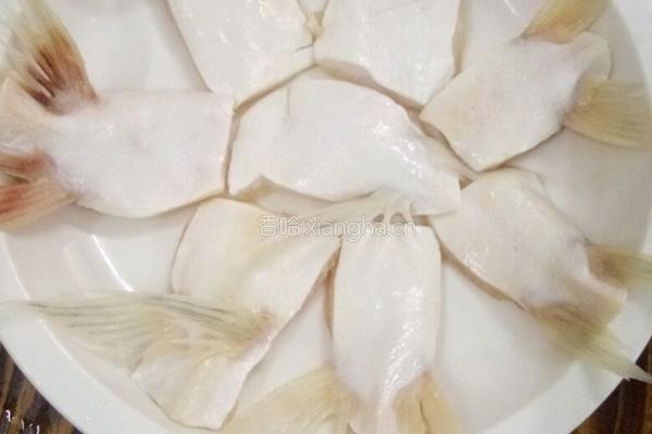 剁椒蒸鱼鳍的做法图解2