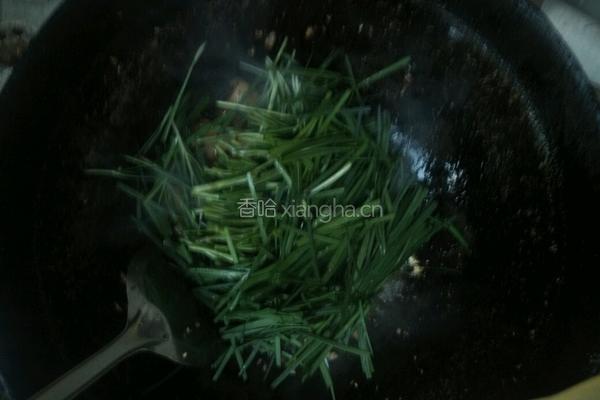 豆腐炒韭菜的做法图解4