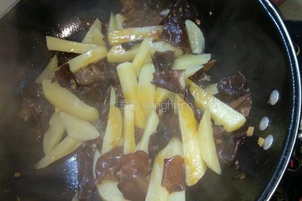 土豆炒木耳的做法图解5