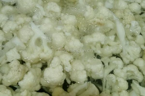 西红柿炒菜花的做法图解1