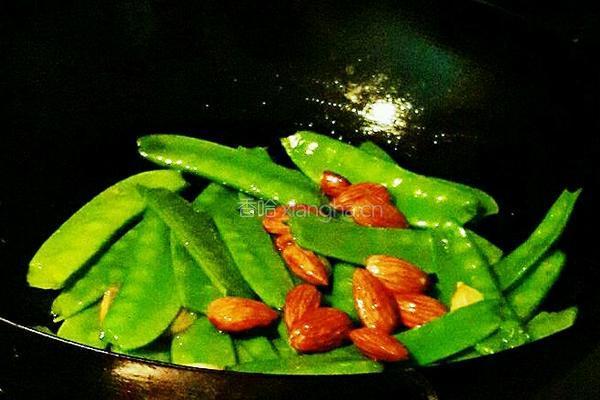 养生小炒杏香荷兰豆的做法图解5