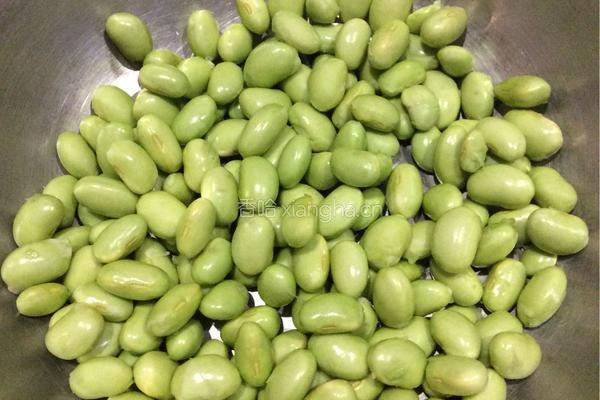 丝瓜炒毛豆的做法图解1