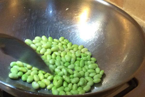 丝瓜炒毛豆的做法图解3