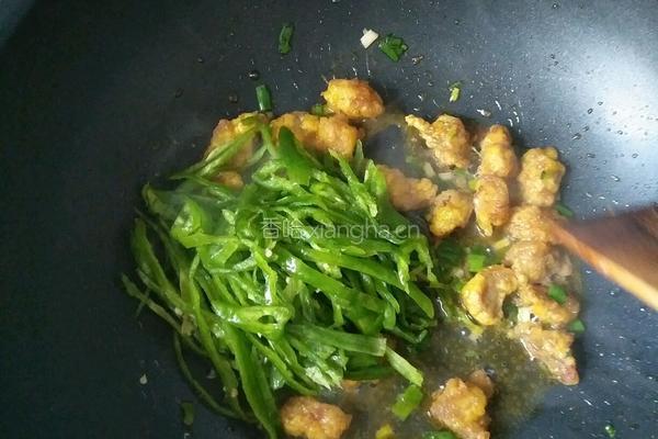 青椒炒酥肉的做法图解5