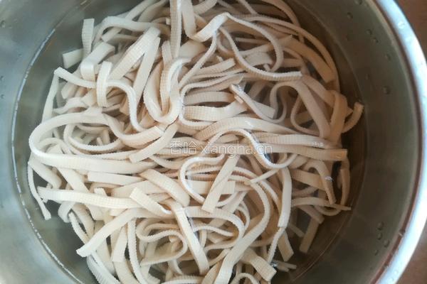 凉拌金针菇豆腐皮的做法图解1