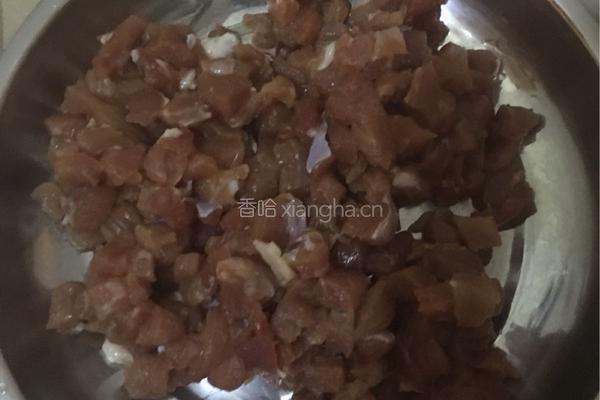 萝卜干辣椒爆炒猪肉的做法图解1