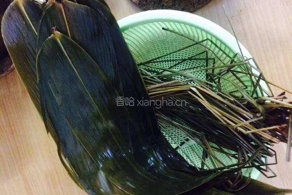 咸蛋肉粽子的做法图解4