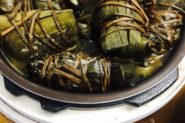 咸蛋肉粽子的做法图解6