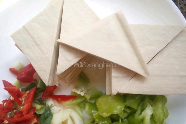 蒜香蚝油豆干的做法图解1