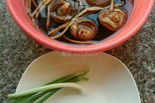 黄花菜炒木耳香菇瘦肉片的做法图解1
