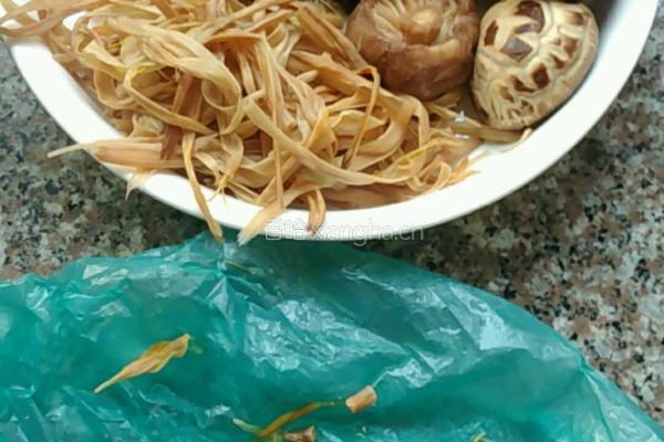 黄花菜炒木耳香菇瘦肉片的做法图解2