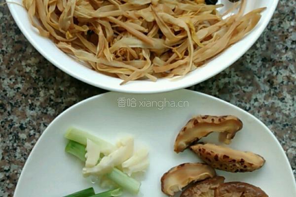 黄花菜炒木耳香菇瘦肉片的做法图解4