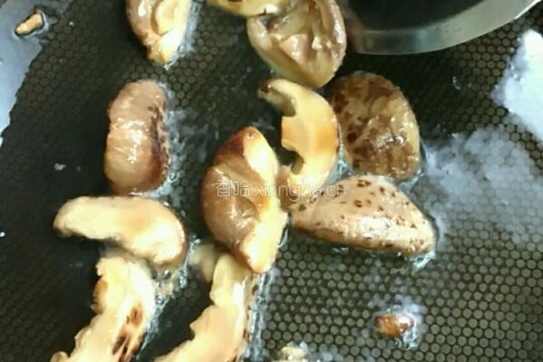 黄花菜炒木耳香菇瘦肉片的做法图解5