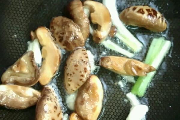 黄花菜炒木耳香菇瘦肉片的做法图解6