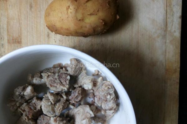 土豆炖排骨的做法图解1