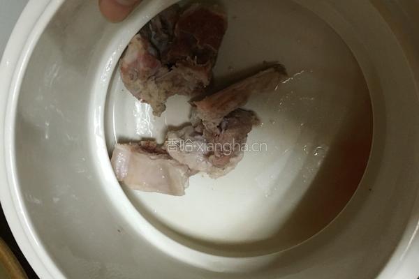 香玉米萝卜排骨汤的做法图解1